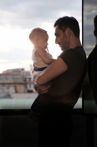 I corpi estranei: Filippo Timi in una tenera scena del film con il piccolo Pietro