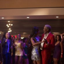 Last Vegas: Morgan Freeman sulla pista da ballo in dolce compagnia in una scena del film