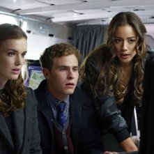 Agents of S.H.I.E.L.D.: Chloe Bennet, Elizabeth Henstridge e Iain De Caestecker in una scena dell'episodio Eye Spy