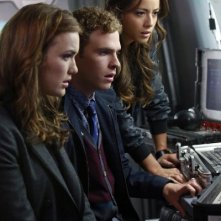 Agents of S.H.I.E.L.D.: Chloe Bennet, Elizabeth Henstridge e Iain De Caestecker nell'episodio Eye Spy