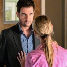 Hostages: Gemma Forbes e Dylan McDermott in una scena dell'episodio 2:45 PM