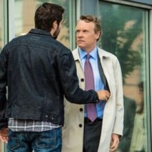Hostages: Rhys Coiro  e Dylan McDermott in una scena dell'episodio 2:45 PM