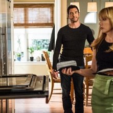 Hostages: Toni Collette e Dylan McDermott in una scena dell'episodio 2:45 PM