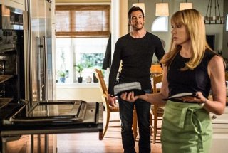 Hostages: Toni Collette e Dylan McDermott in una scena dell'episodio 2:45 PM