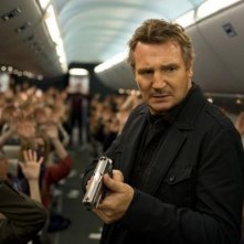Non-Stiop: Liam Neeson in aereo con la pistola in mano
