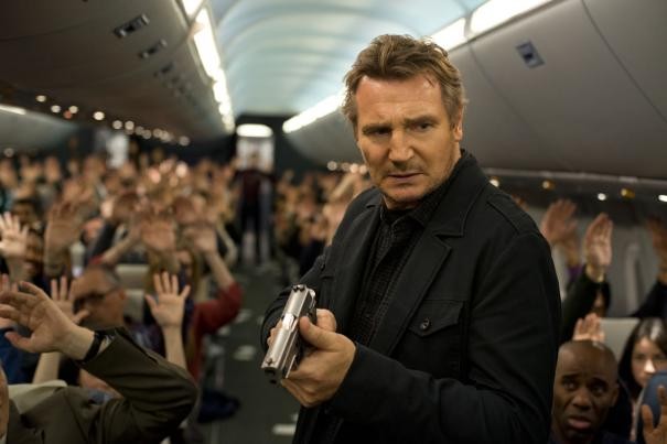 Non-Stiop: Liam Neeson in aereo con la pistola in mano