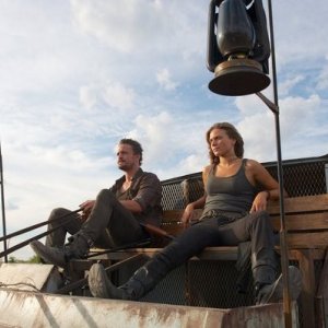 Revolution: Tracy Spiridakos e David Lyons nell'episodio Patriot Games