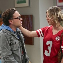 The Big Bang Theory: Kaley Cuoco e Johnny Galecki in una scena dell'episodio The Raiders Minimization