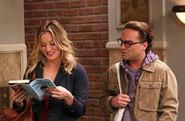 The Big Bang Theory: Kaley Cuoco e Johnny Galecki nell'episodio The Raiders Minimization