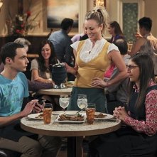 The Big Bang Theory: Kaley Cuoco, Jim Parsons e Mayim Bialik nell'episodio The Workplace Proximity