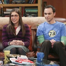 The Big Bang Theory: Mayim Bialik e Jim Parsons in una scena dell'episodio The Raiders Minimization