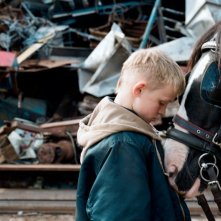 The Selfish Giant: il protagonista Conner Chapman in una scena della pellicola