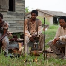 Twelve Years a Slave: Chiwetel Ejiofor e Lupita Nyongo in una scena