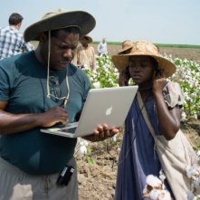 Twelve Years a Slave: Lupita Nyongo e il regista Steve McQueen riguardano una scena
