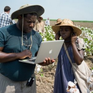 Twelve Years a Slave: Lupita Nyongo e il regista Steve McQueen riguardano una scena