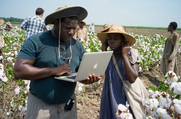 Twelve Years a Slave: Lupita Nyongo e il regista Steve McQueen riguardano una scena