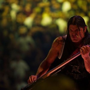 Metallica Through the Never: il bassista Robert Trujillo in una scena