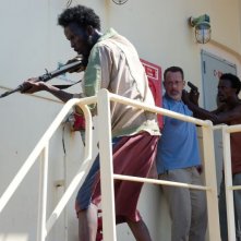 Captain Phillips - Attacco in mare aperto: Tom Hanks minacciato in una tesa e concitata scena del film