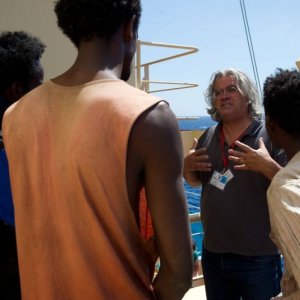 Captain Phillips: il regista del film Paul Greengrass sul set con gli attori