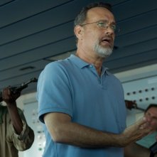 Captain Phillips: Tom Hanks minacciato da una banda di pirati somali in una scena del film