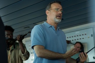 Captain Phillips: Tom Hanks minacciato da una banda di pirati somali in una scena del film