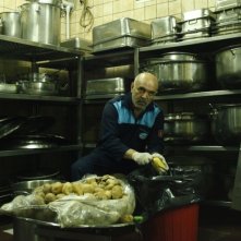 I Am Not Him: il protagonista Ercan Kesal pela delle patate in una scena del film