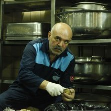 I Am Not Him: il protagonista Ercan Kesal sbuccia patate in un momento del film