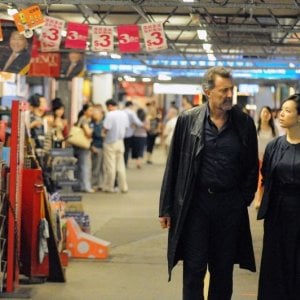 Something Good: Luca Barbareschi con Zhang Jingchu in una scena del thriller