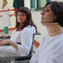 Stai lontana da me: Ambra Angiolini dopo uno 'sfortunato' incidente in un'immagine del film