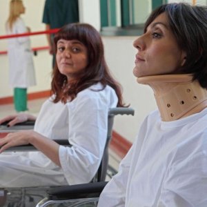 Stai lontana da me: Ambra Angiolini dopo uno 'sfortunato' incidente in un'immagine del film