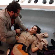 Stai lontana da me: Ambra Angiolini vittima di una caduta viene aiutata da Enrico Brignano in una scena del film