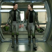 Ender's Game: Hailee Steinfeld con Asa Butterfield nei panni di Ender e Petra in una scena del film