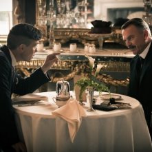 Peaky Blinders: Sam Neill e Cillian Murphy in una scena della serie