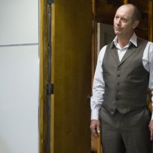The Blacklist: James Spader nell'episodio The Stewmaker