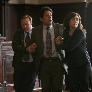 The Blacklist: Luis Peña, Megan Boone e Louis Arcella nell'episodio The Stewmaker