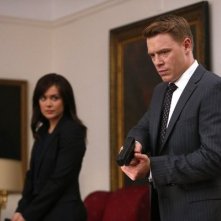 The Blacklist: Megan Boone e Diego Klattenhoff in una scena dell'episodio The Stewmaker