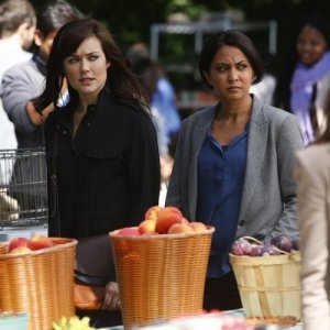 The Blacklist: Parminder Nagra e Megan Boone in una scena dell'episodio The Courier