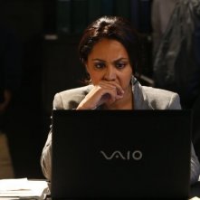 The Blacklist: Parminder Nagra in una scena dell'episodio The Courier