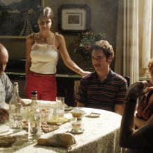 Elio Germano e Alessandra Mastronardi nel film L'ultima ruota del carro con Maurizio Battista,