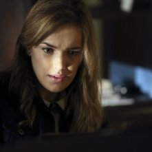 Agents of S.H.I.E.L.D.: Elizabeth Henstridge in una scena dell'episodio Girl in the Flower Dress