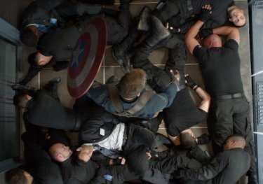 Captain America: The Winter Soldier: Chris Evans dopo aver sbaragliato un gruppo di nemici