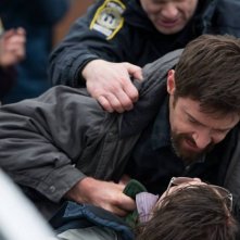 Prisoners: Hugh Jackman aggredisce Paul Dano di fronte alla polizia