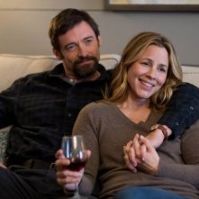 Prisoners: Hugh Jackman e Maria Bello abbracciati sul divano