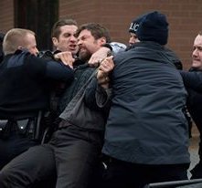 Prisoners: Jake Gyllenhaal e gli altri agenti di polizia trattengono Hugh Jackman