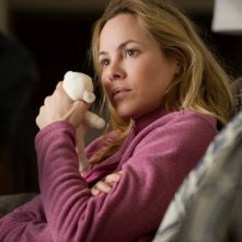 Prisoners: un intenso primo piano di Maria Bello con l'orsetto della figlia