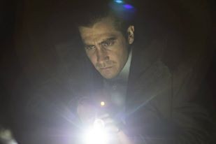 Prisoners: un primo piano di Jake Gyllenhaal impegnato nelle indagini