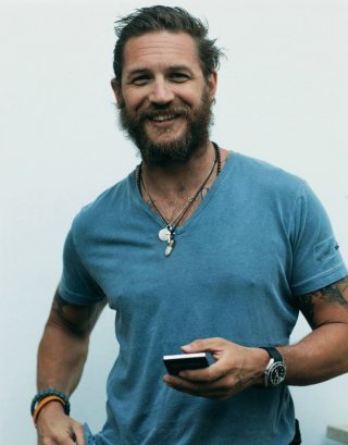 Tom Hardy fotografato per strada