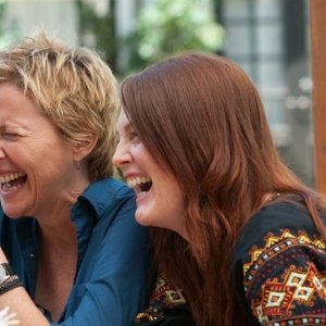 Annette Bening e Julianne Moore nel film I ragazzi stanno bene.
