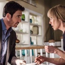 Hostages: Toni Collette e Dylan McDermott in una scena dell'episodio Truth and Consequences