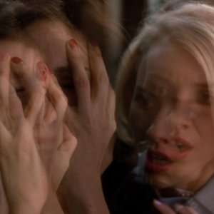 Naomi Watts e Laura Harrington in una scena di Mulholland Drive di D. Lynch